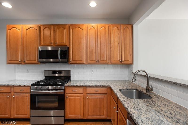 105 Wallace Ct, Green Brook Township, NJ 08812