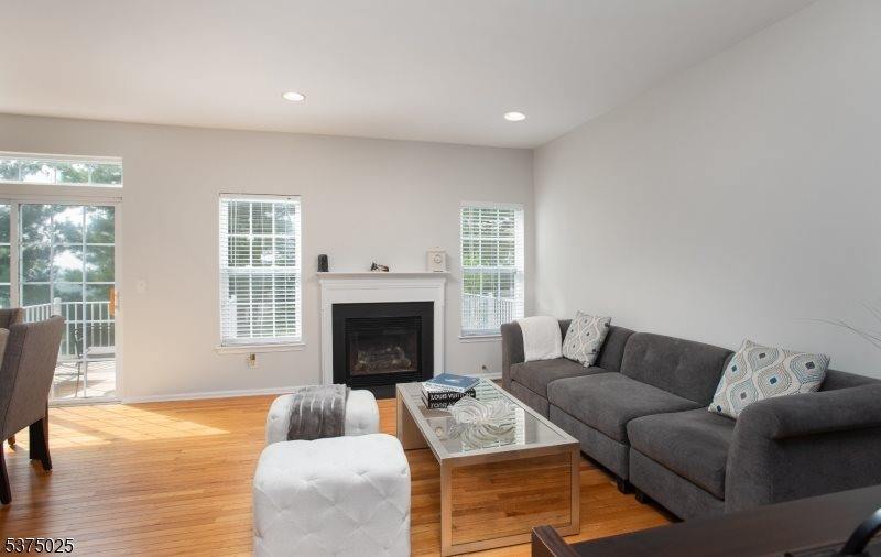 105 Wallace Ct, Green Brook Township, NJ 08812