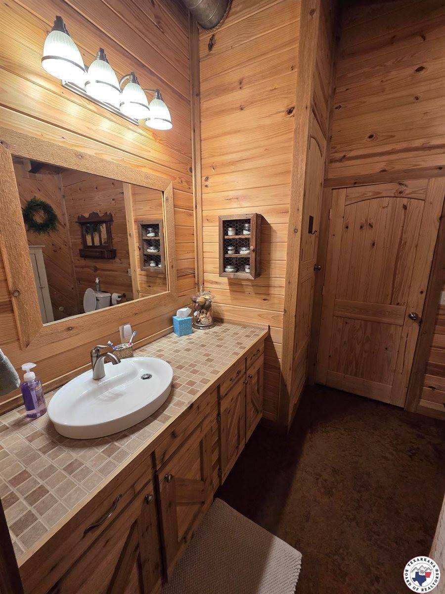 1131 County Road 1203, Maud, TX 75567