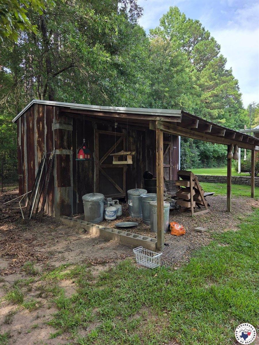 1131 County Road 1203, Maud, TX 75567