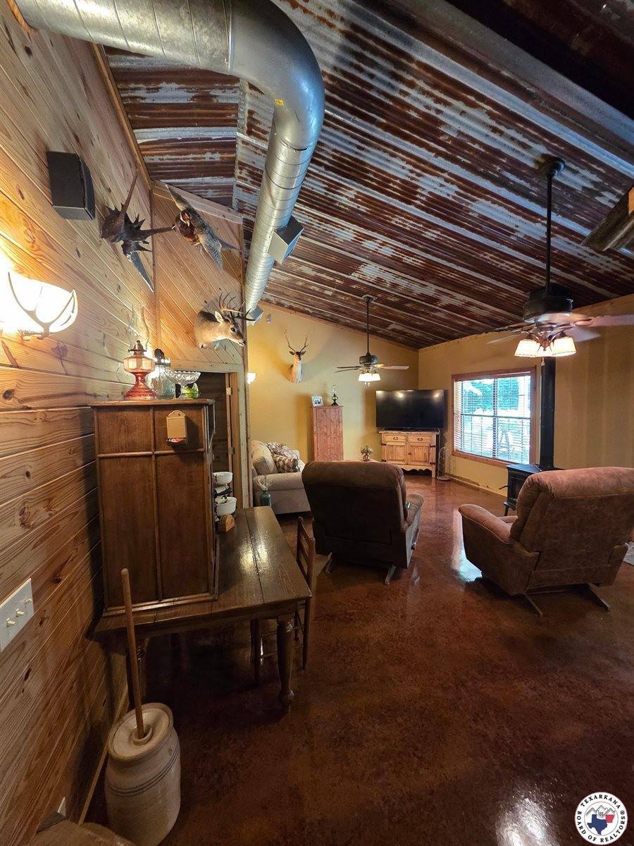 1131 County Road 1203, Maud, TX 75567