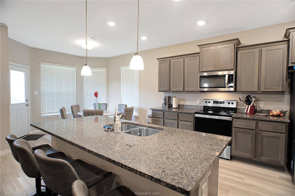 2037 Rock Ridge Avenue, Bryan, TX 77807