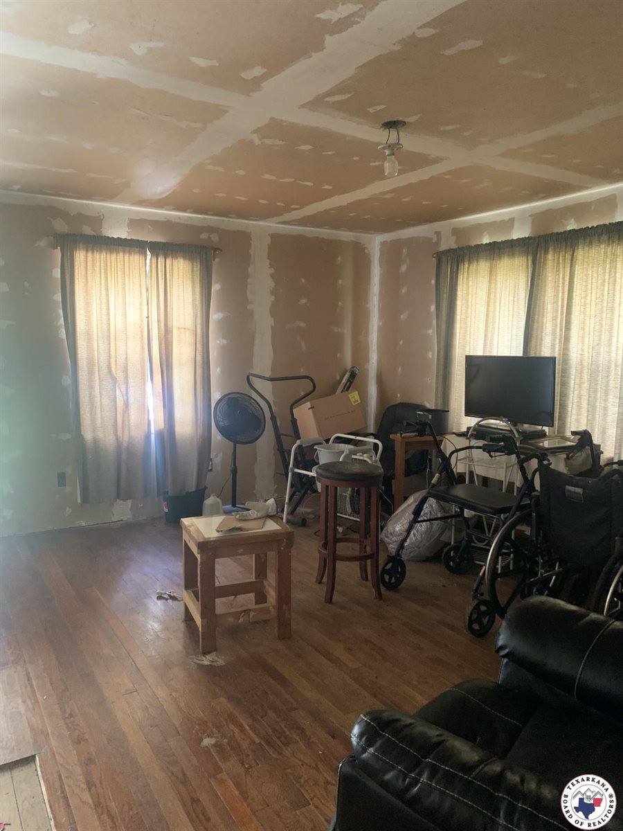 407 East 10th, Hooks, TX 75561