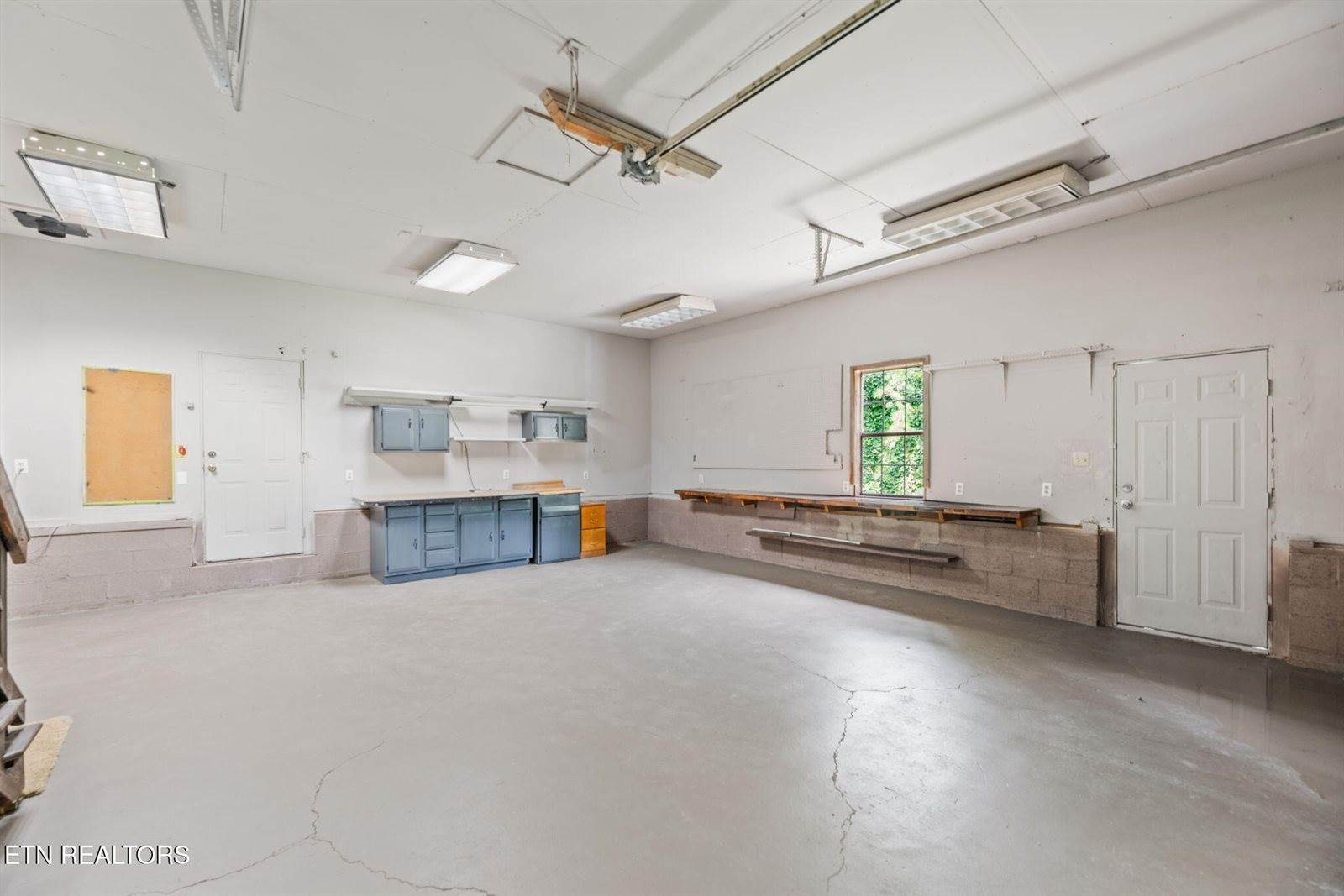 370 New Clear Branch Rd, Rocky Top, TN 37769