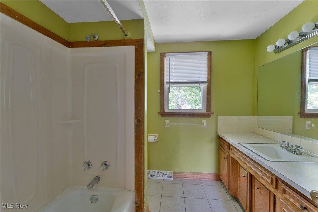 9897 Struthers Road, New Middletown, OH 44442