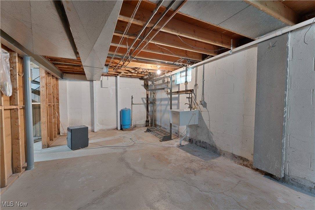 9897 Struthers Road, New Middletown, OH 44442