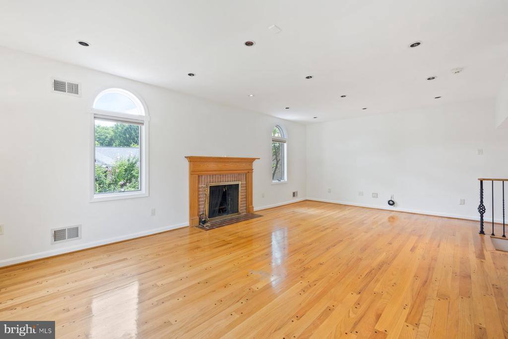 11900 Gainsborough Road, Potomac, MD 20854