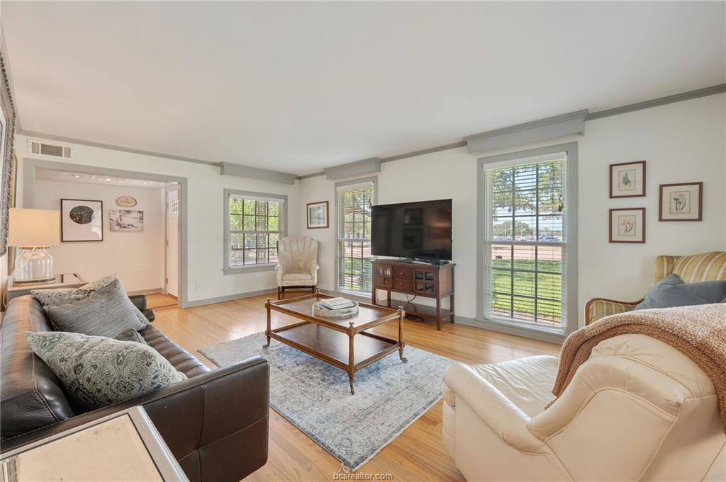 910 East 32nd Street, Bryan, TX 77803