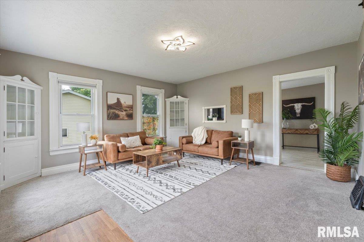 301 North 1ST Street, Long Grove, IA 52756