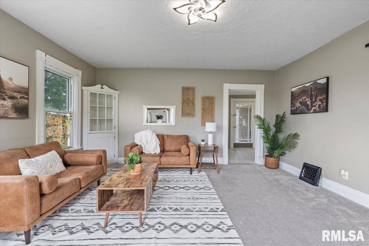 301 North 1ST Street, Long Grove, IA 52756