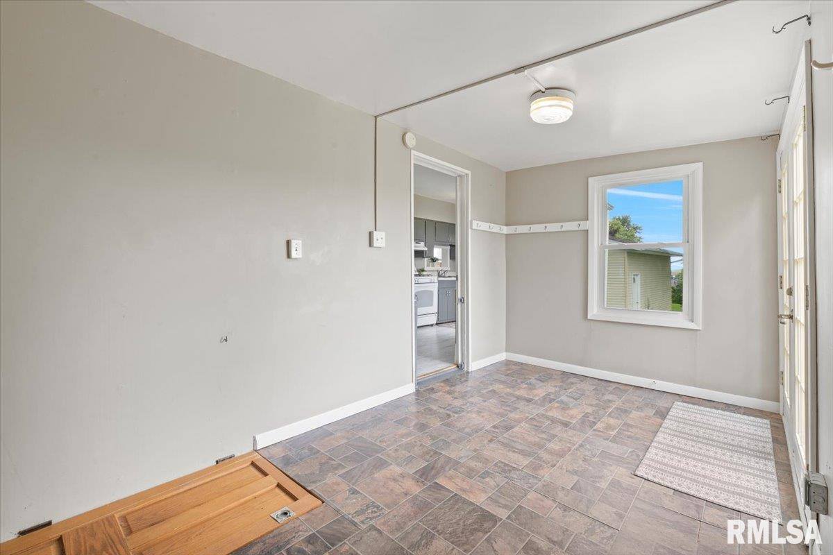 301 North 1ST Street, Long Grove, IA 52756