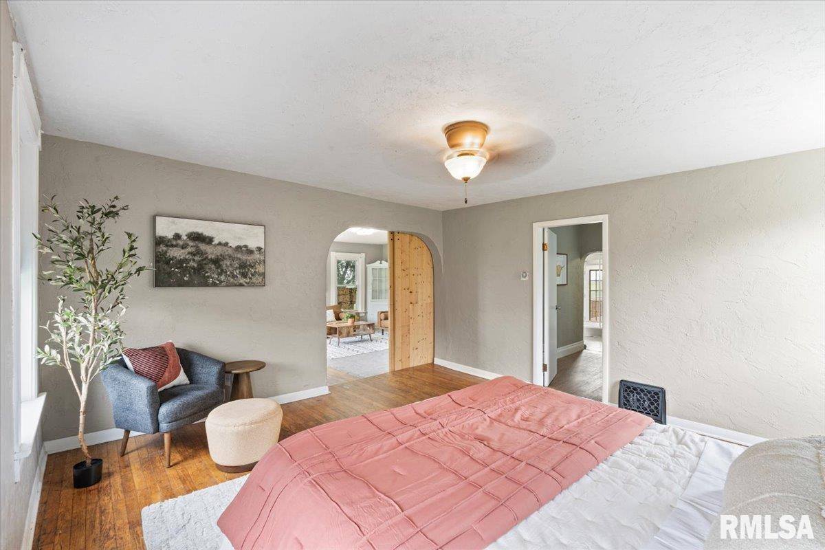 301 North 1ST Street, Long Grove, IA 52756