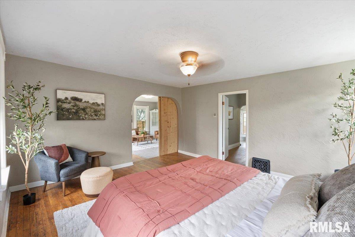 301 North 1ST Street, Long Grove, IA 52756