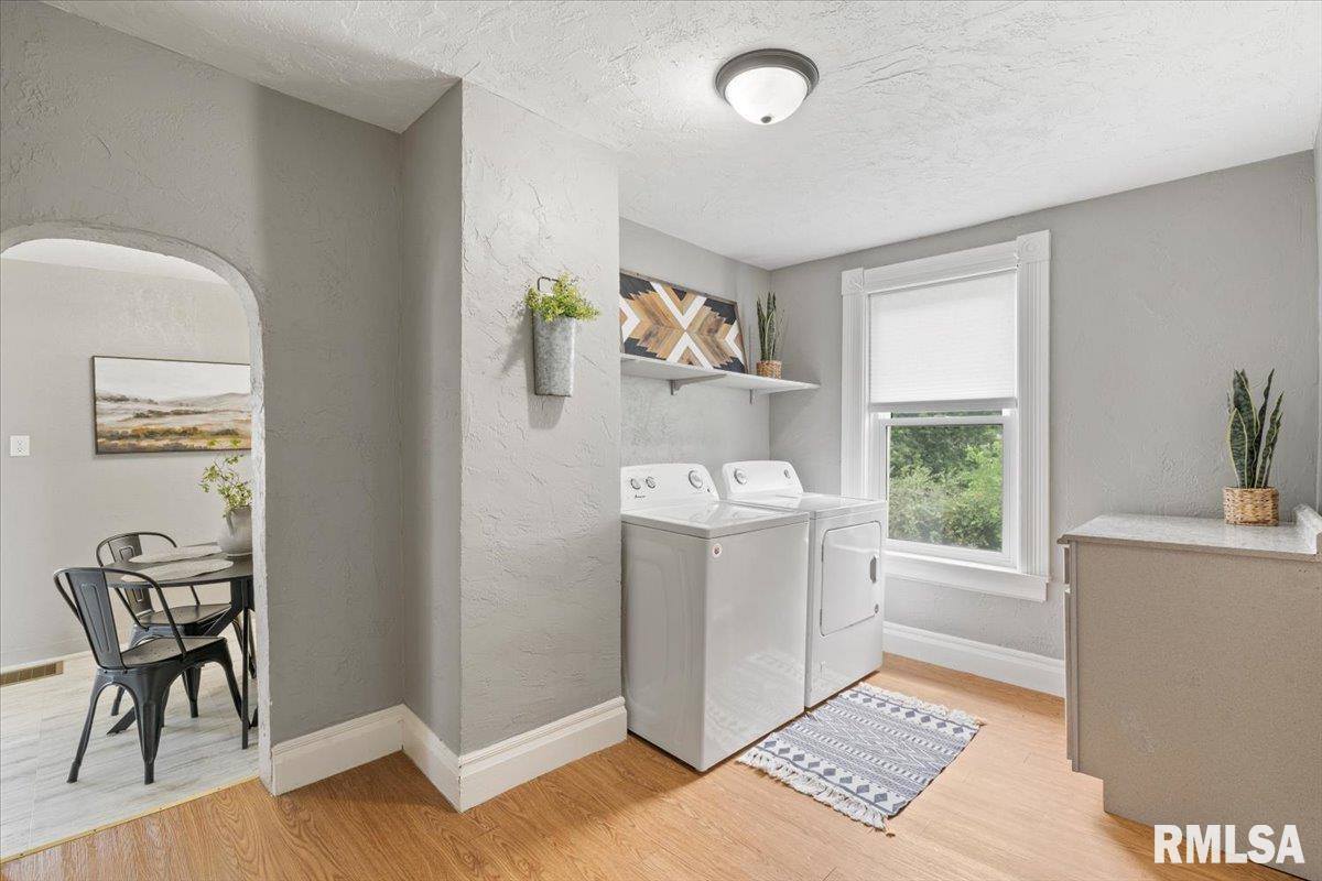 301 North 1ST Street, Long Grove, IA 52756