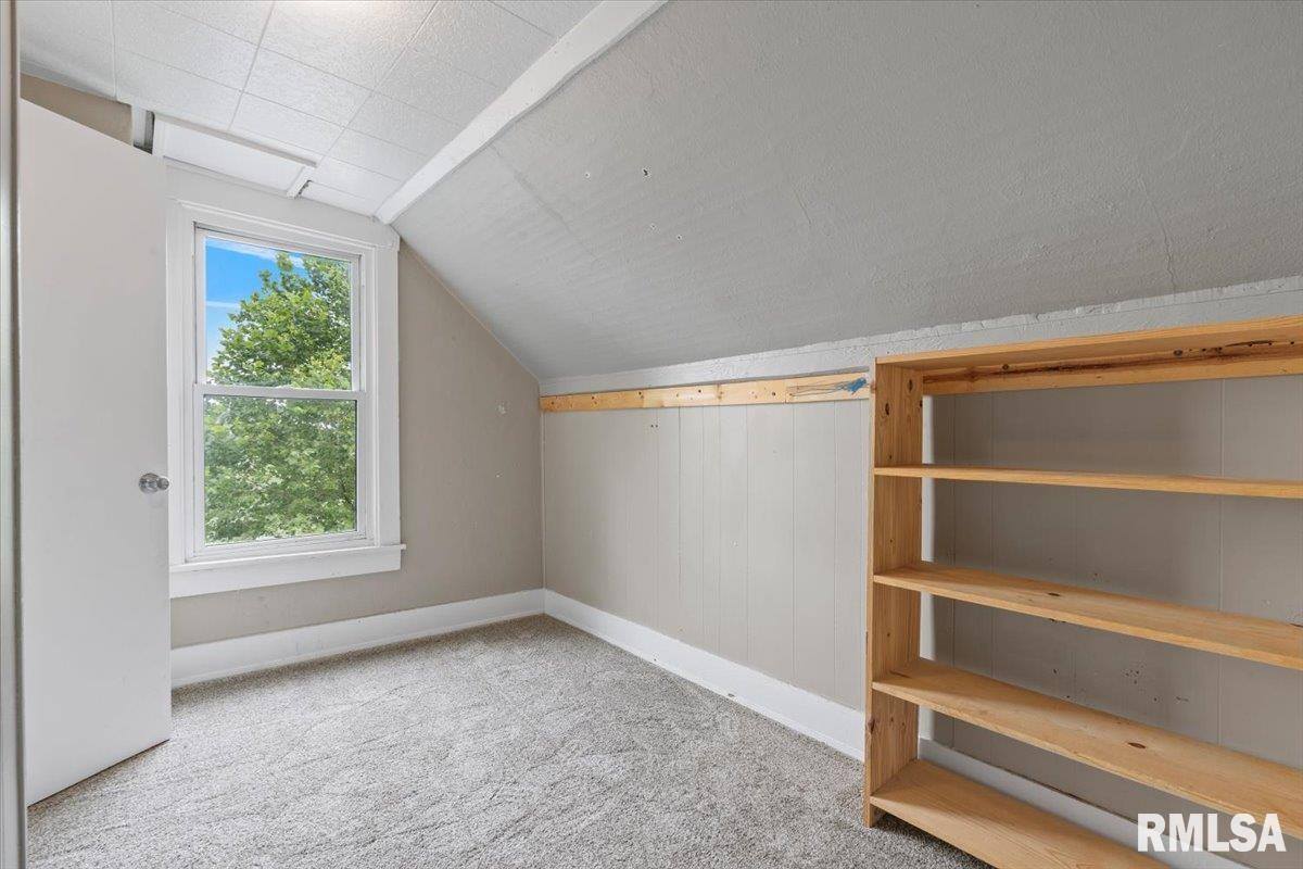 301 North 1ST Street, Long Grove, IA 52756