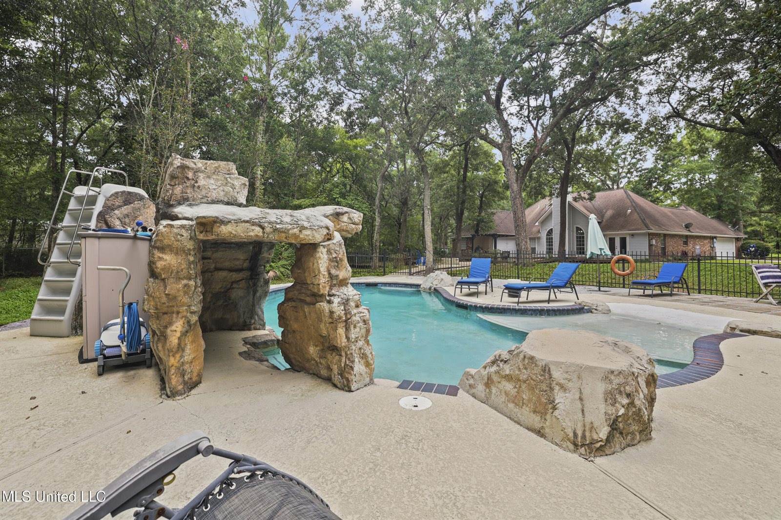 1400 Mary Street, Ocean Springs, MS 39564