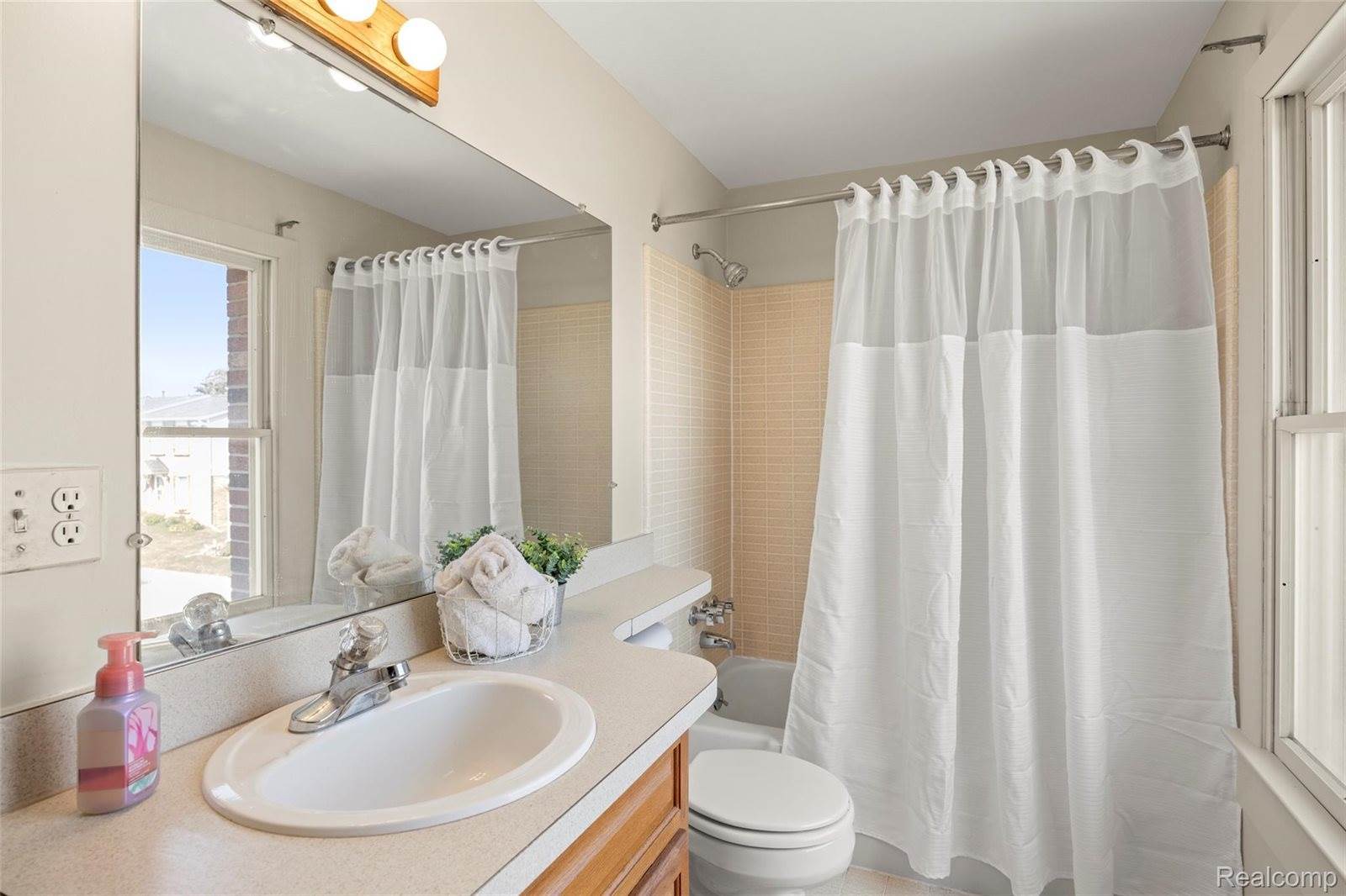 19932 S Great Oaks Circle, ClintonCharterTownship_Macomb, MI 48036