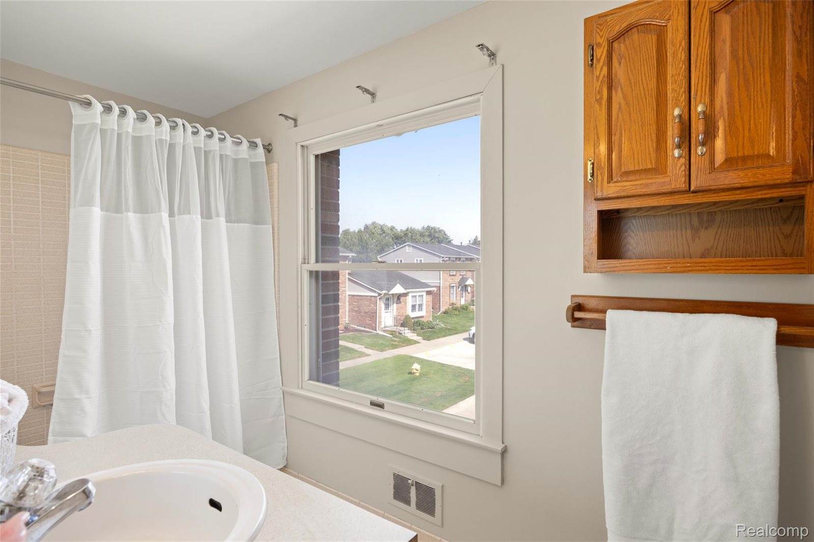 19932 S Great Oaks Circle, ClintonCharterTownship_Macomb, MI 48036