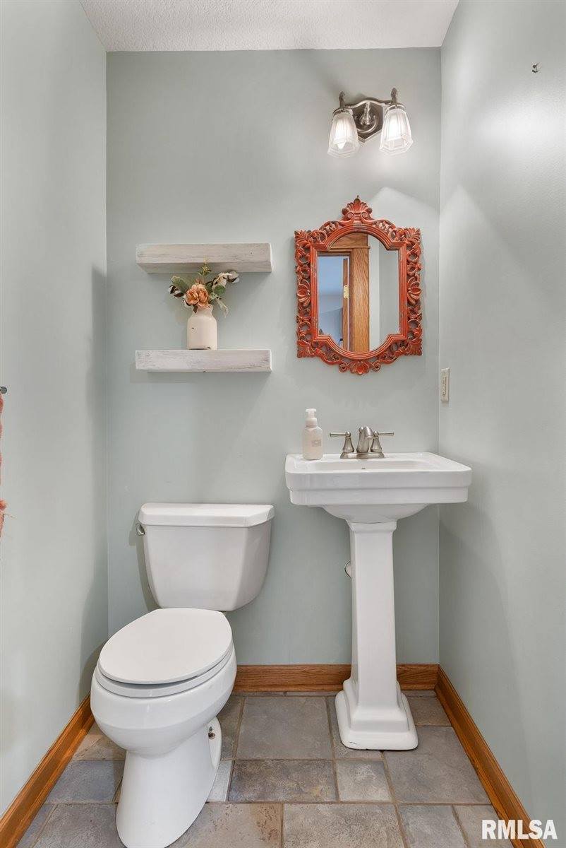 7020 Valley Drive, Bettendorf, IA 52722