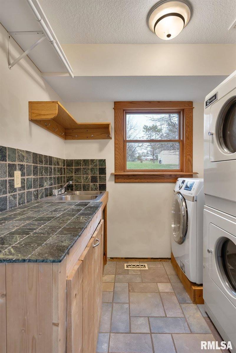 7020 Valley Drive, Bettendorf, IA 52722