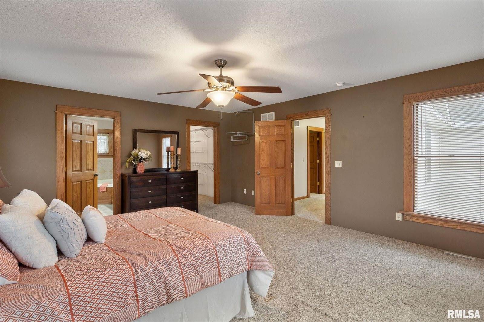 7020 Valley Drive, Bettendorf, IA 52722