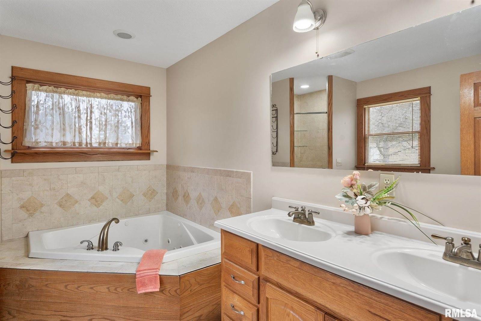 7020 Valley Drive, Bettendorf, IA 52722