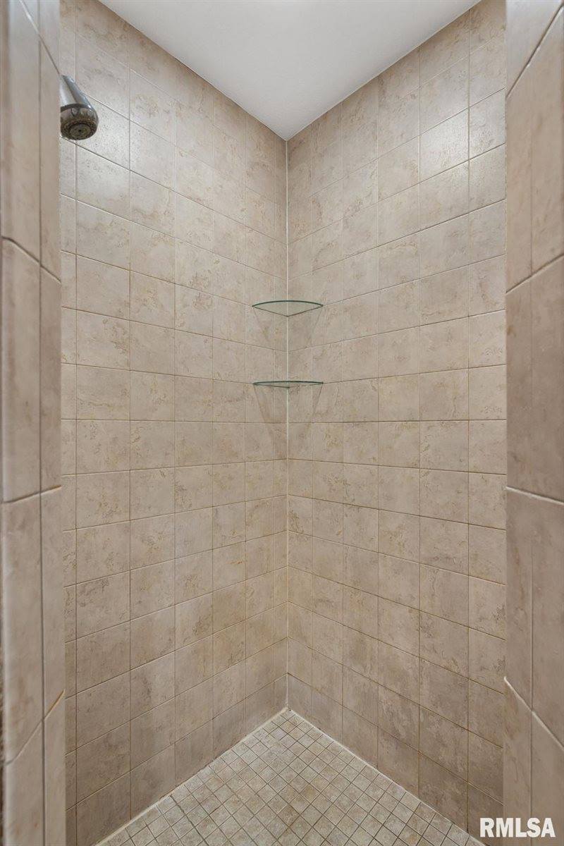 7020 Valley Drive, Bettendorf, IA 52722