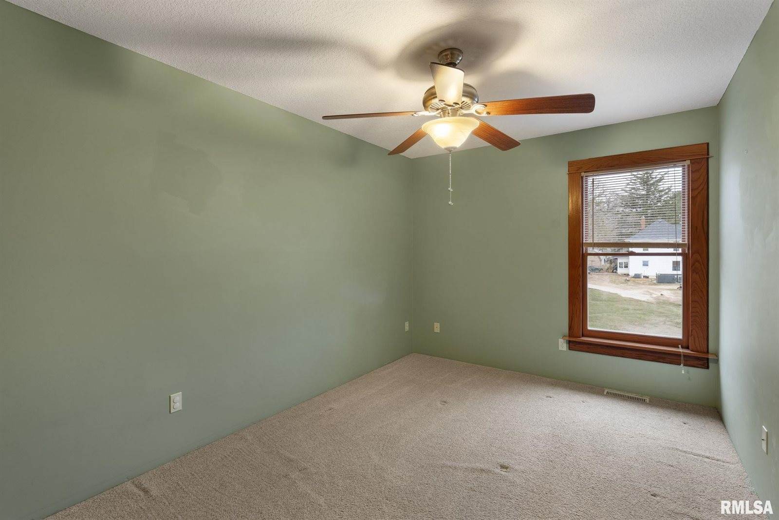 7020 Valley Drive, Bettendorf, IA 52722