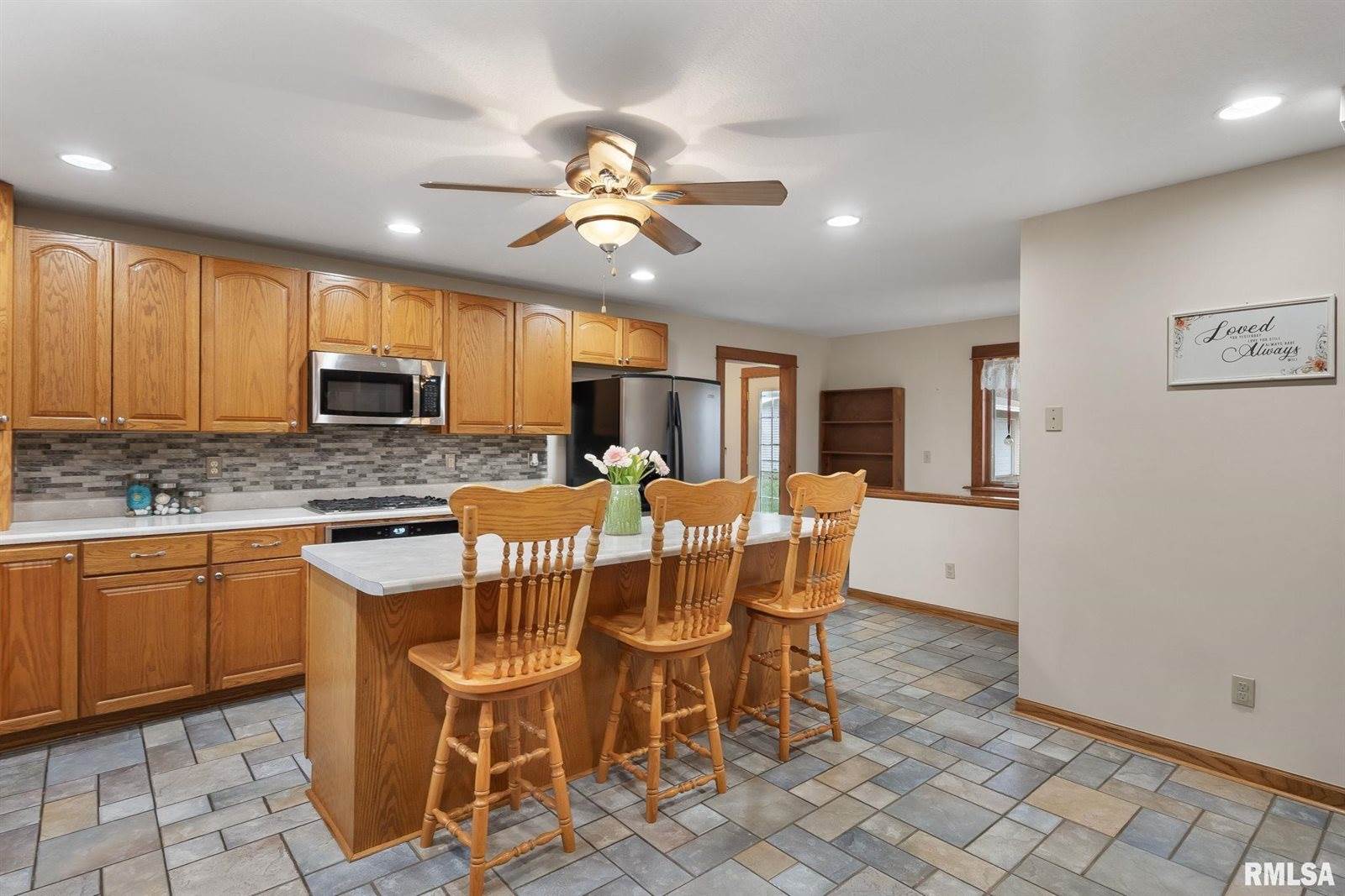 7020 Valley Drive, Bettendorf, IA 52722