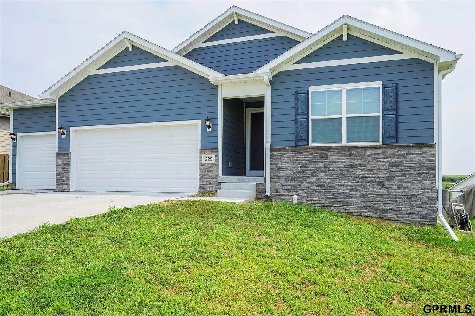 225 North 10th Avenue, Springfield, NE 68059