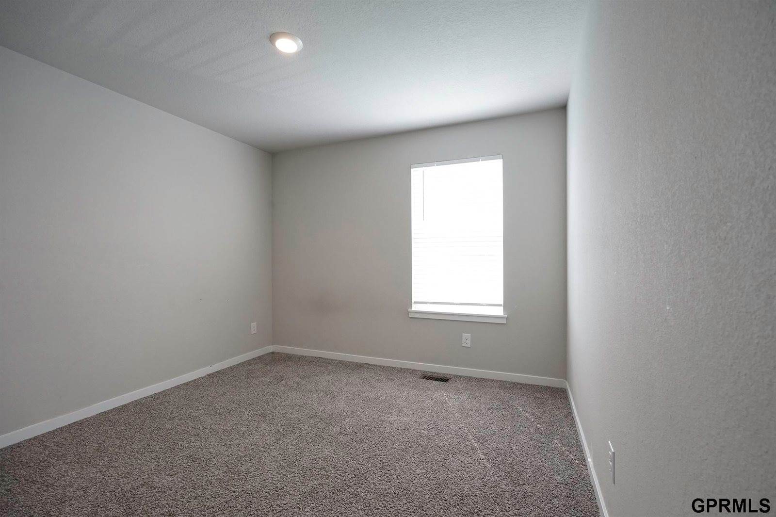 225 North 10th Avenue, Springfield, NE 68059