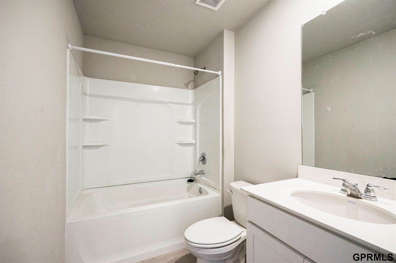 225 North 10th Avenue, Springfield, NE 68059