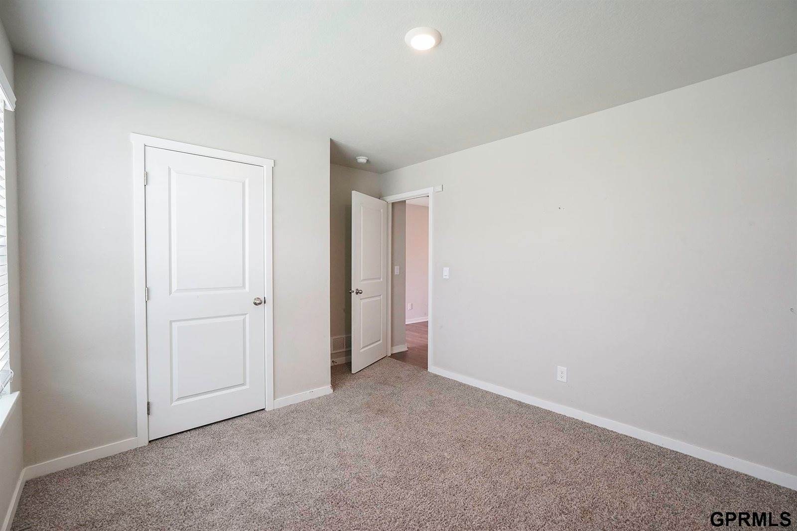 225 North 10th Avenue, Springfield, NE 68059