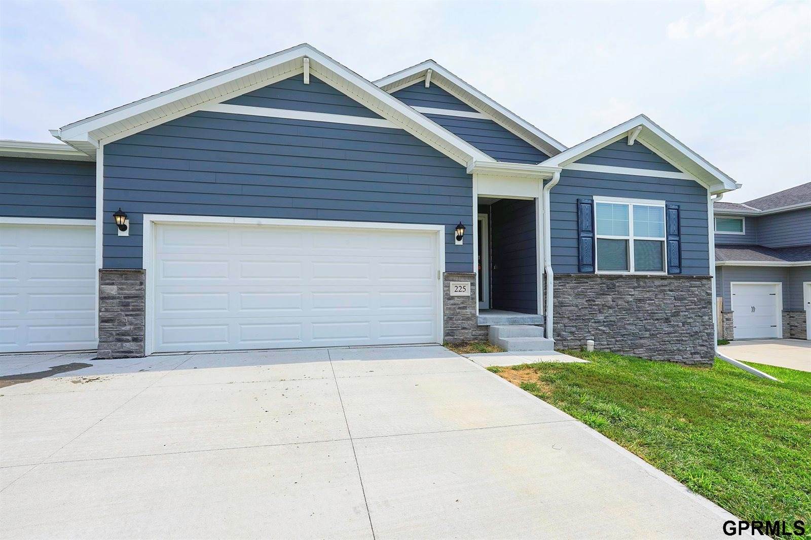 225 North 10th Avenue, Springfield, NE 68059