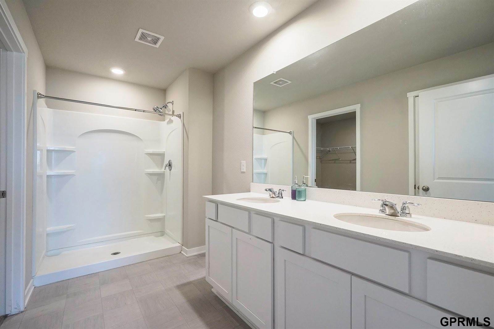 225 North 10th Avenue, Springfield, NE 68059