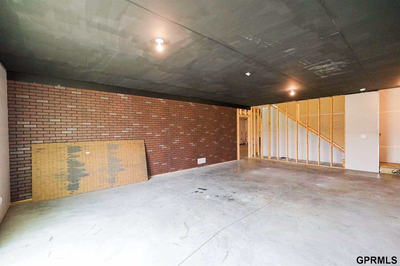 225 North 10th Avenue, Springfield, NE 68059