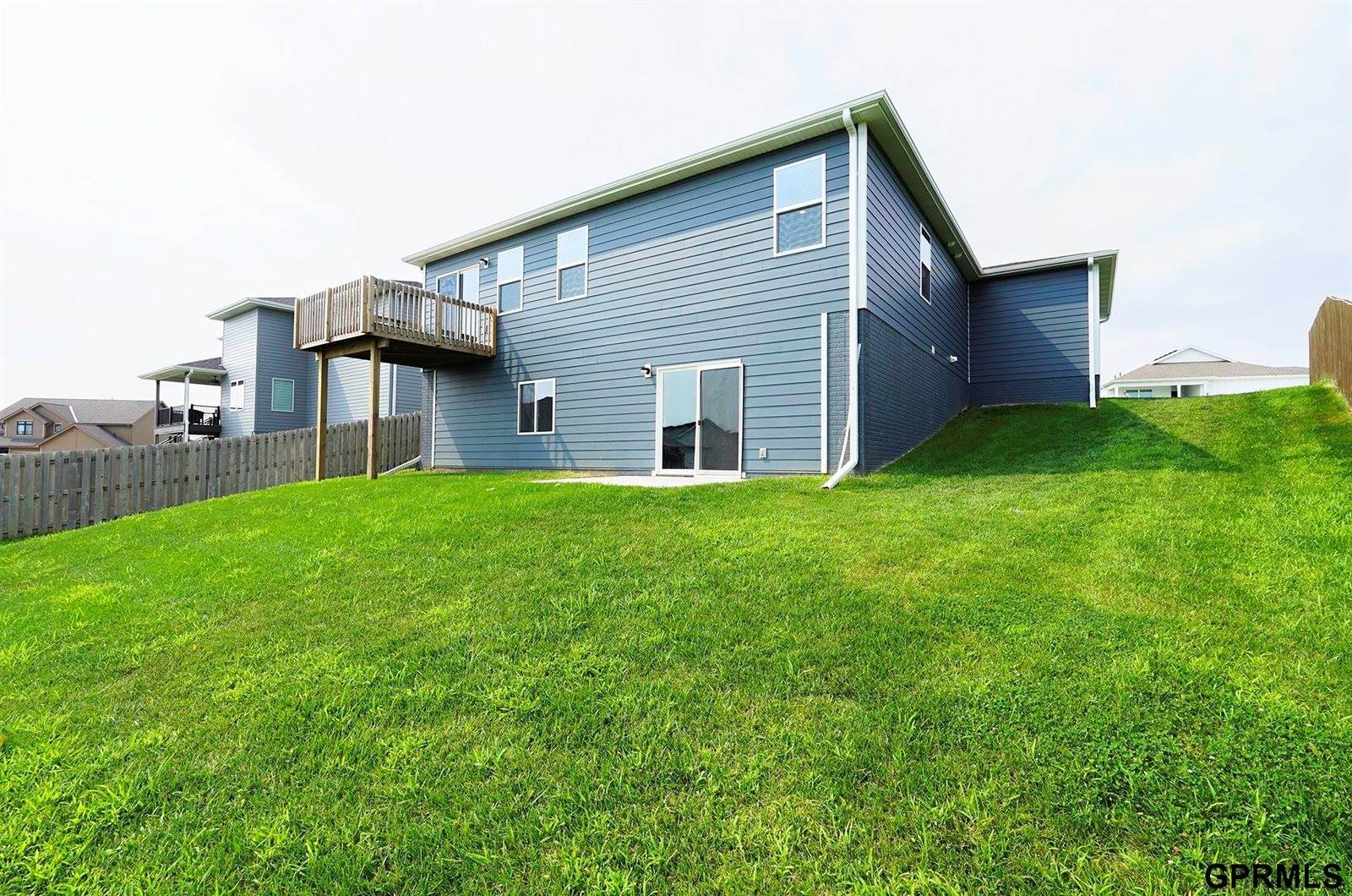 225 North 10th Avenue, Springfield, NE 68059