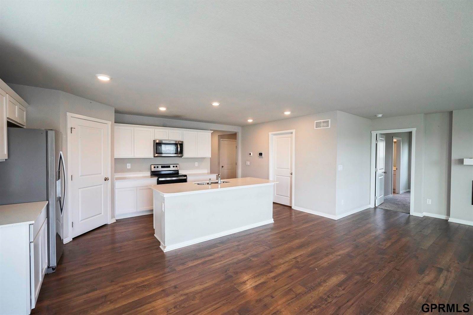 225 North 10th Avenue, Springfield, NE 68059