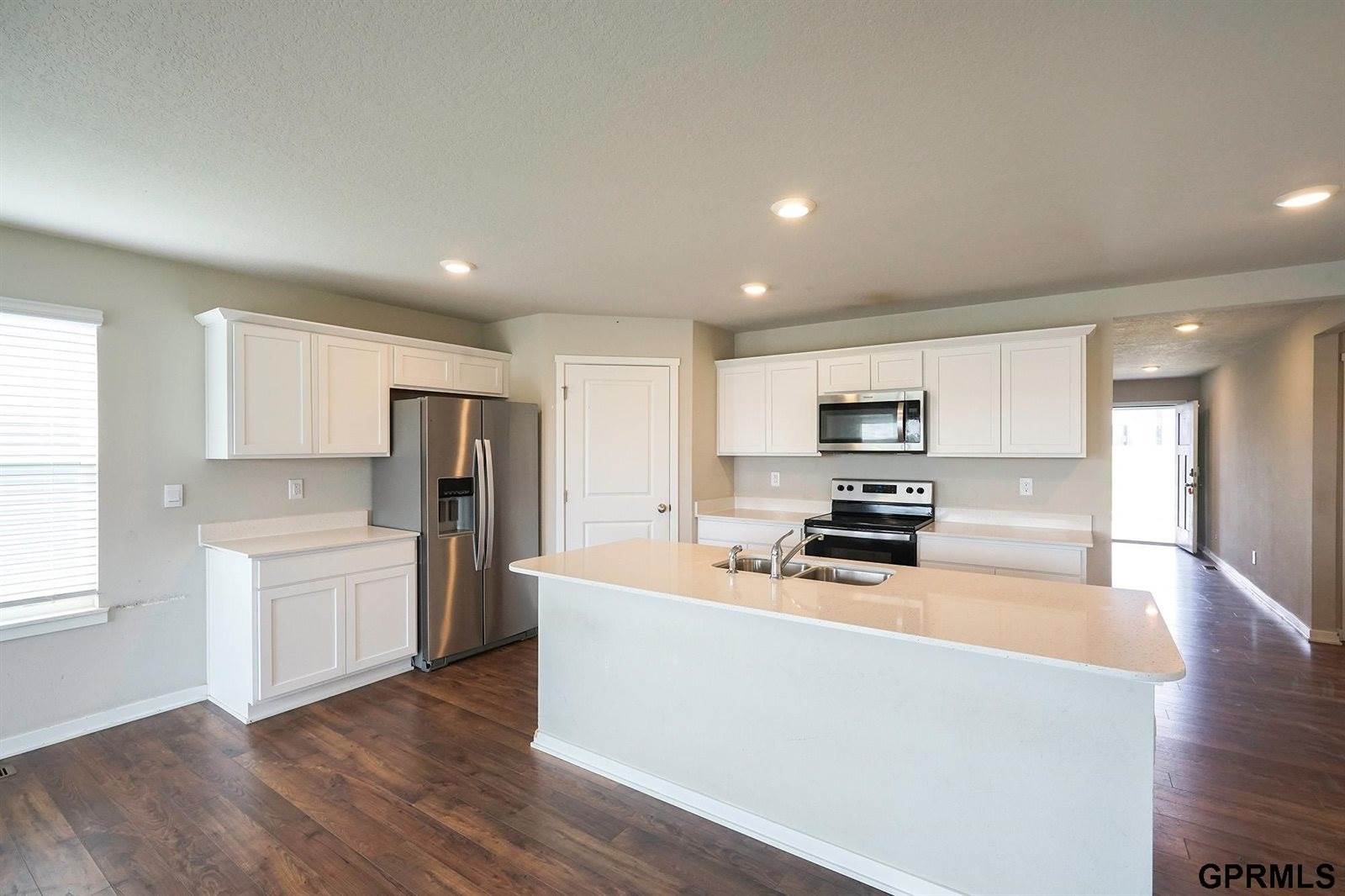 225 North 10th Avenue, Springfield, NE 68059