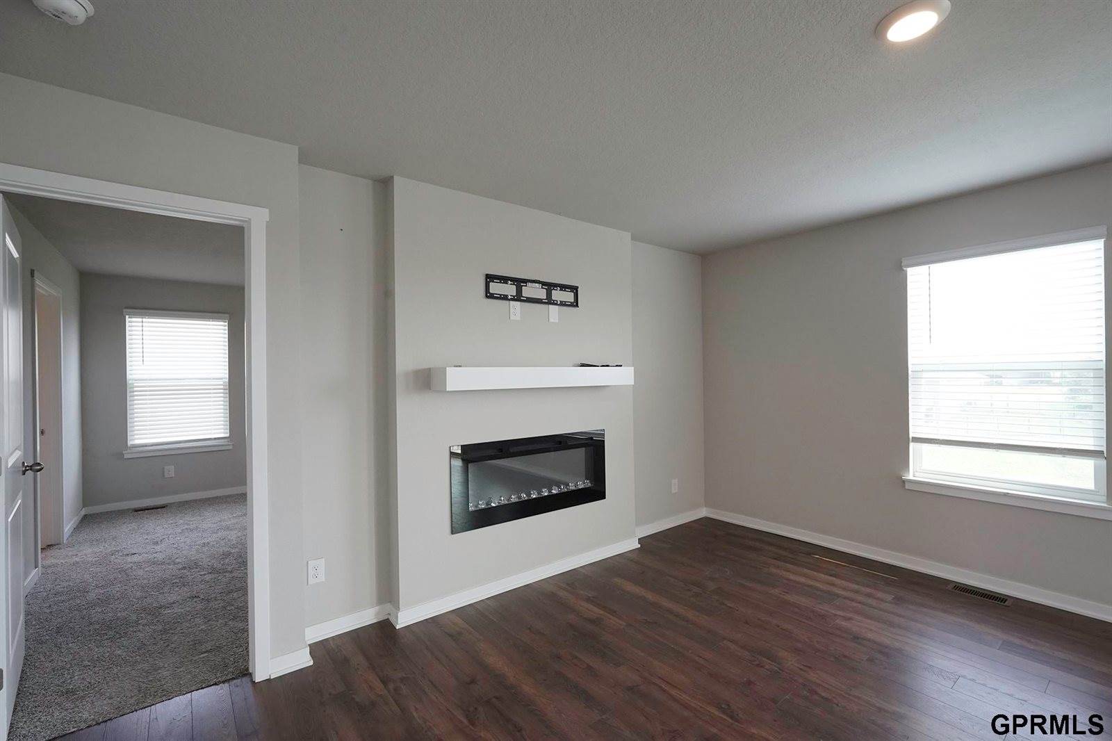 225 North 10th Avenue, Springfield, NE 68059