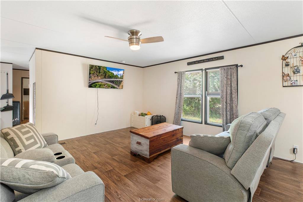 298 Lantern Street, Somerville, TX 77879