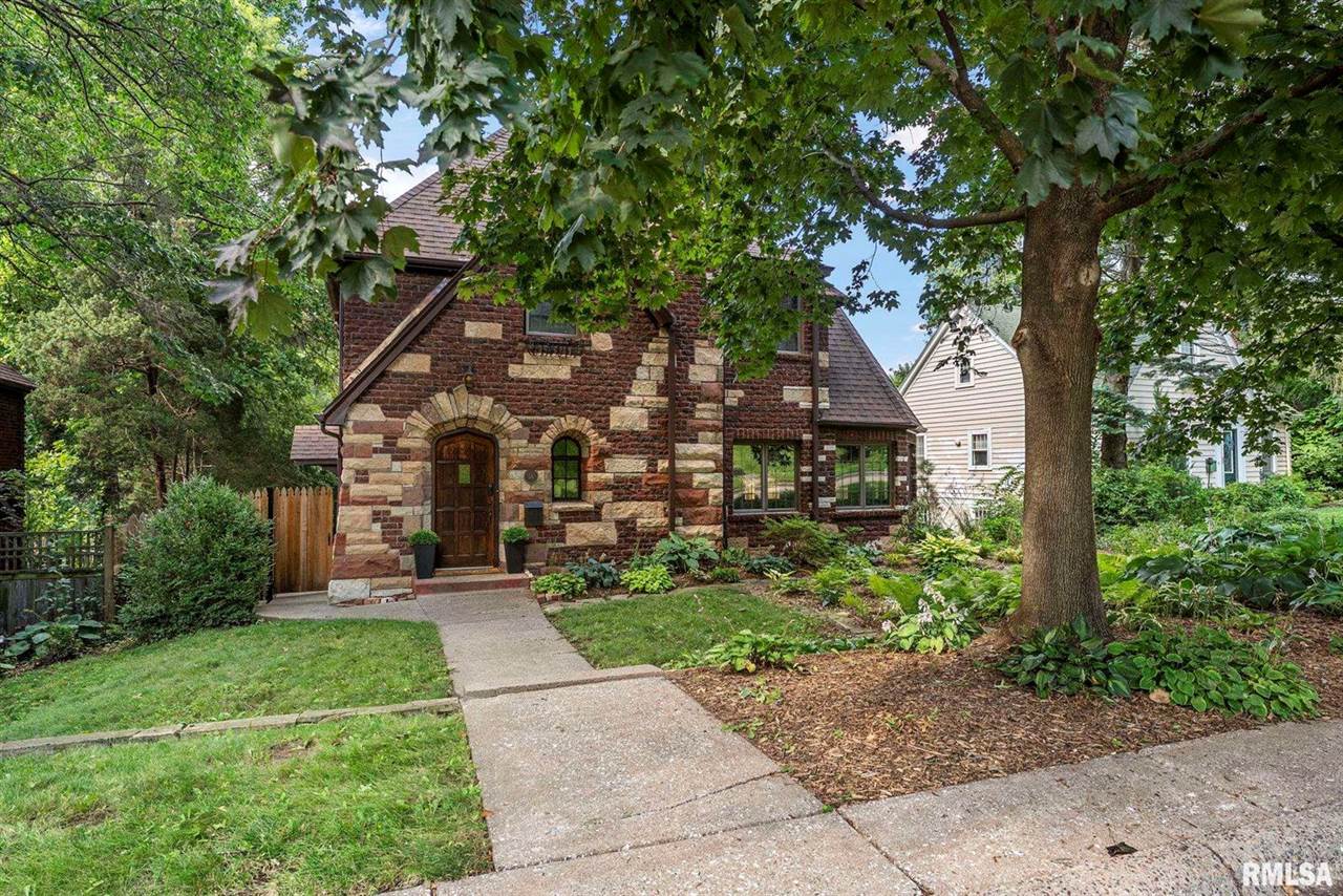 56 Crestwood Terrace, Davenport, IA 52803