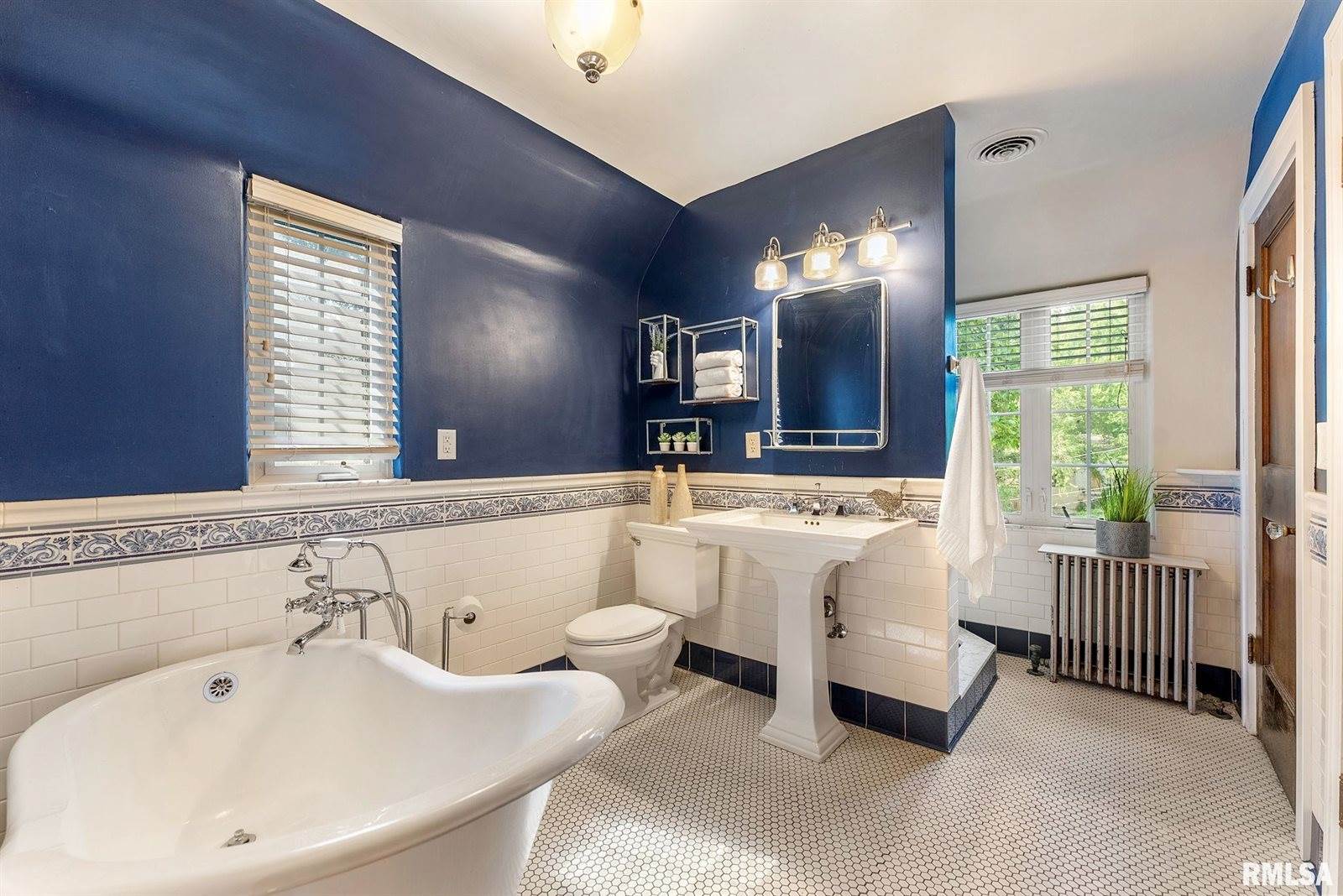 56 Crestwood Terrace, Davenport, IA 52803