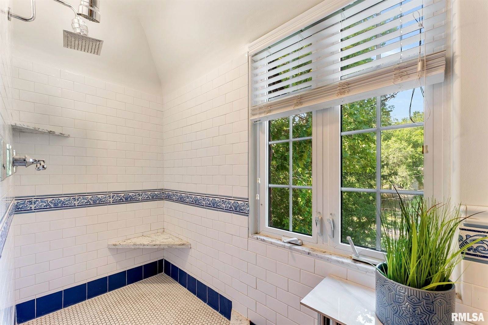 56 Crestwood Terrace, Davenport, IA 52803