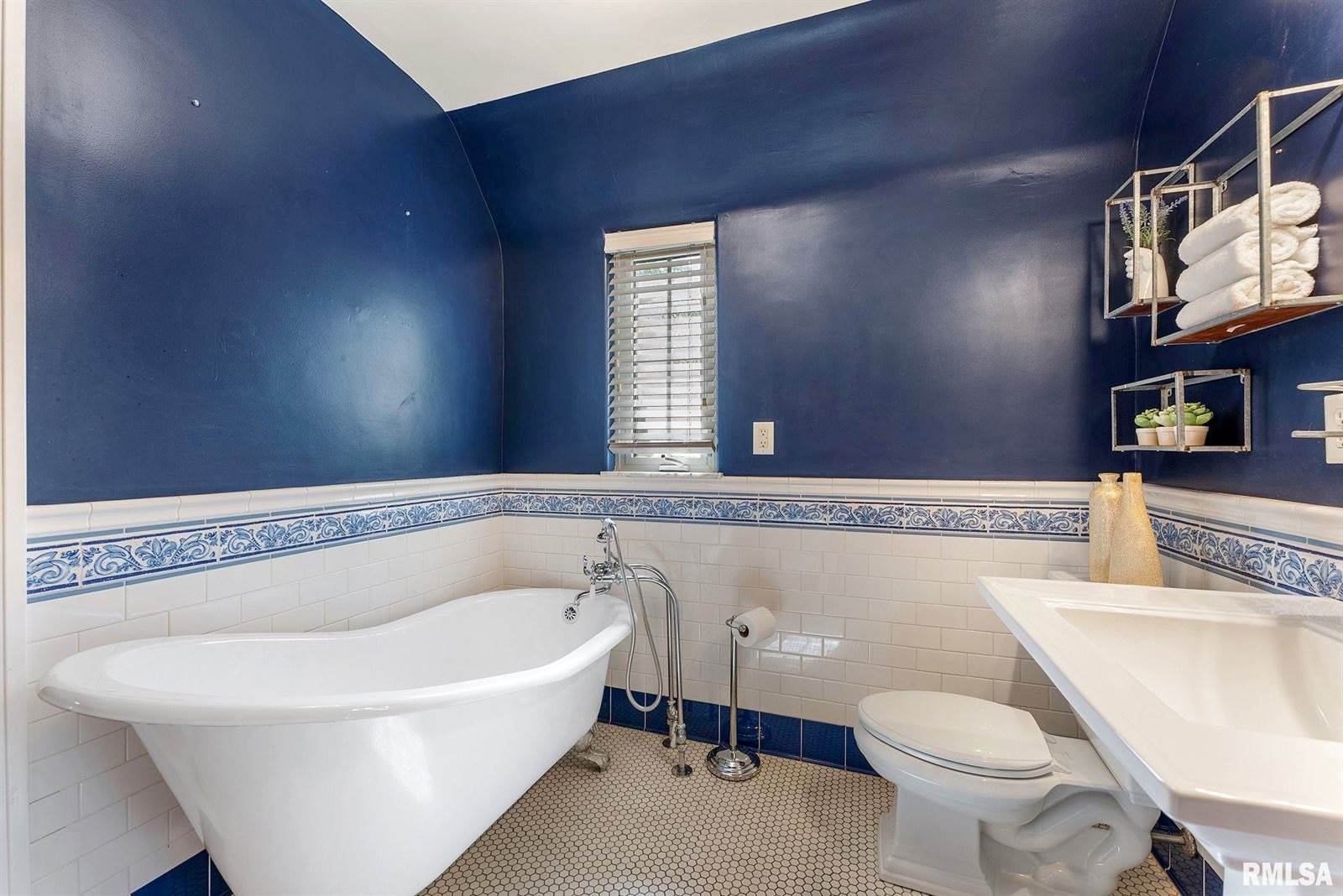 56 Crestwood Terrace, Davenport, IA 52803