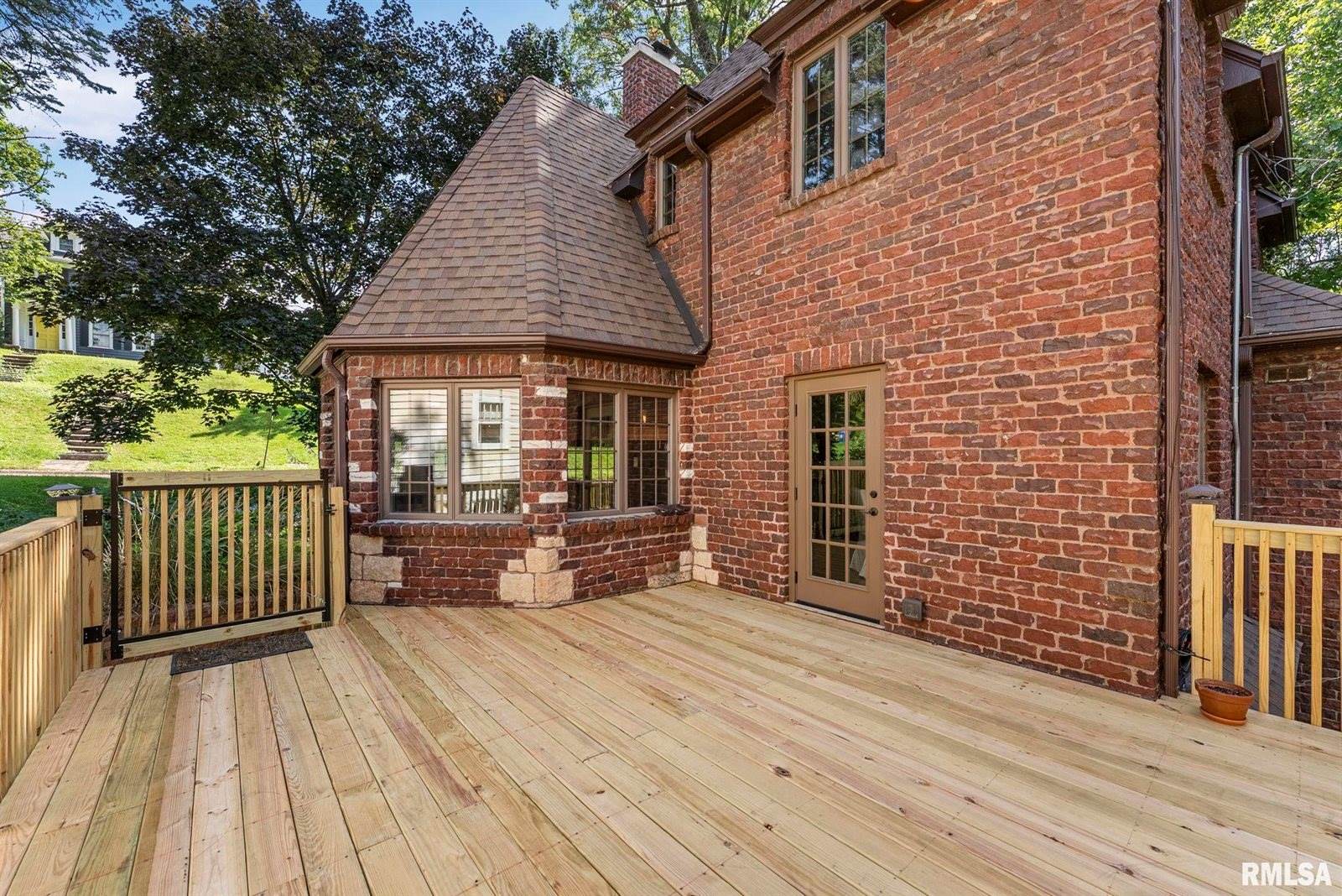 56 Crestwood Terrace, Davenport, IA 52803