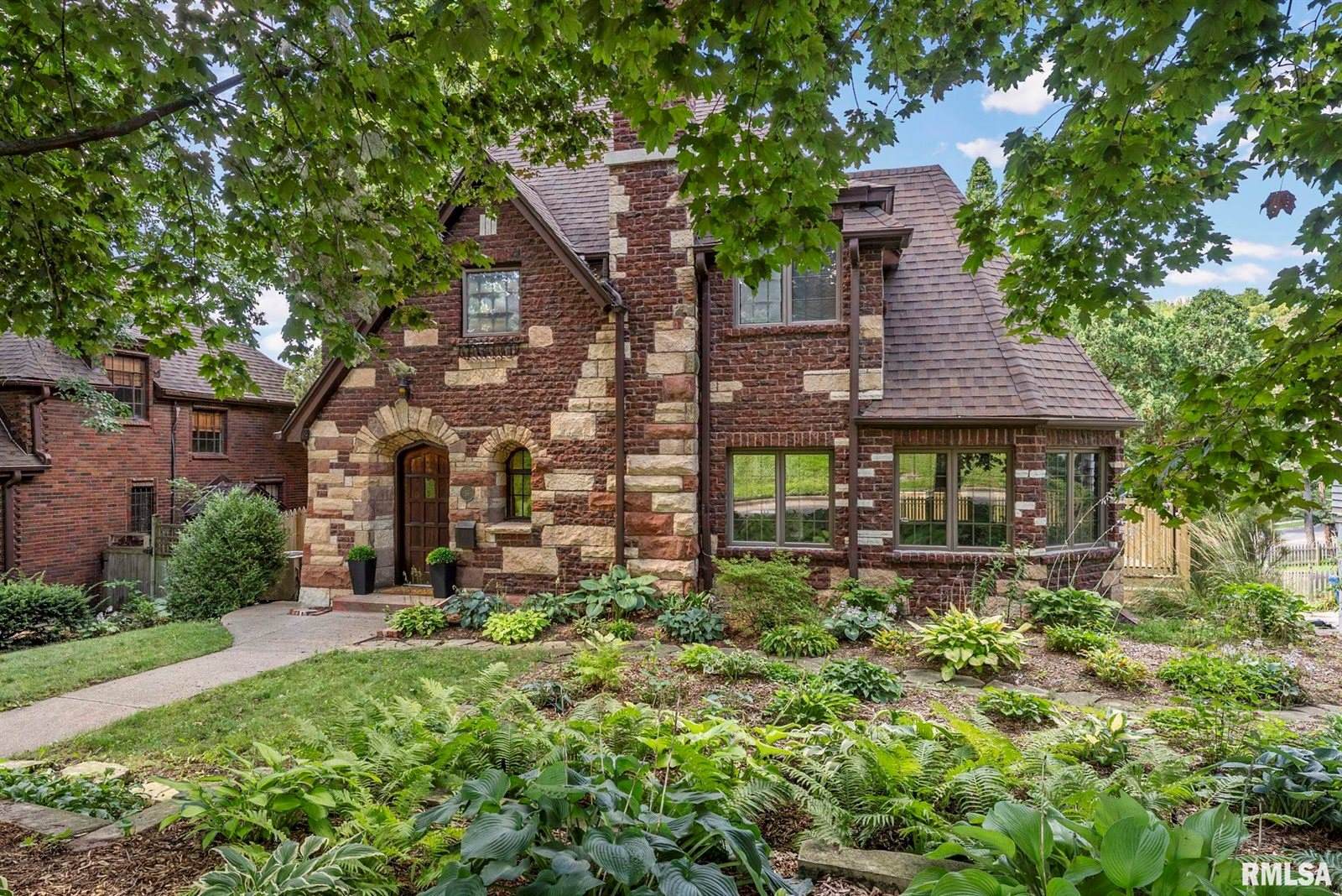 56 Crestwood Terrace, Davenport, IA 52803