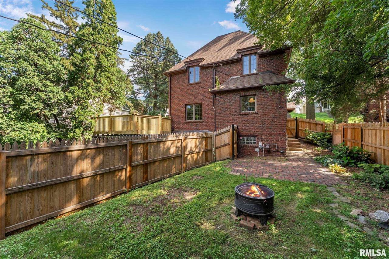 56 Crestwood Terrace, Davenport, IA 52803