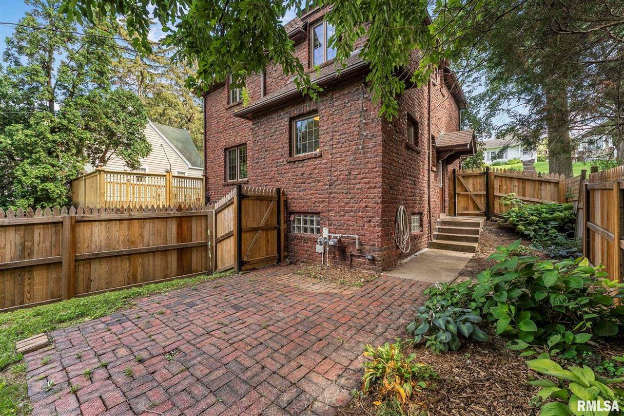 56 Crestwood Terrace, Davenport, IA 52803