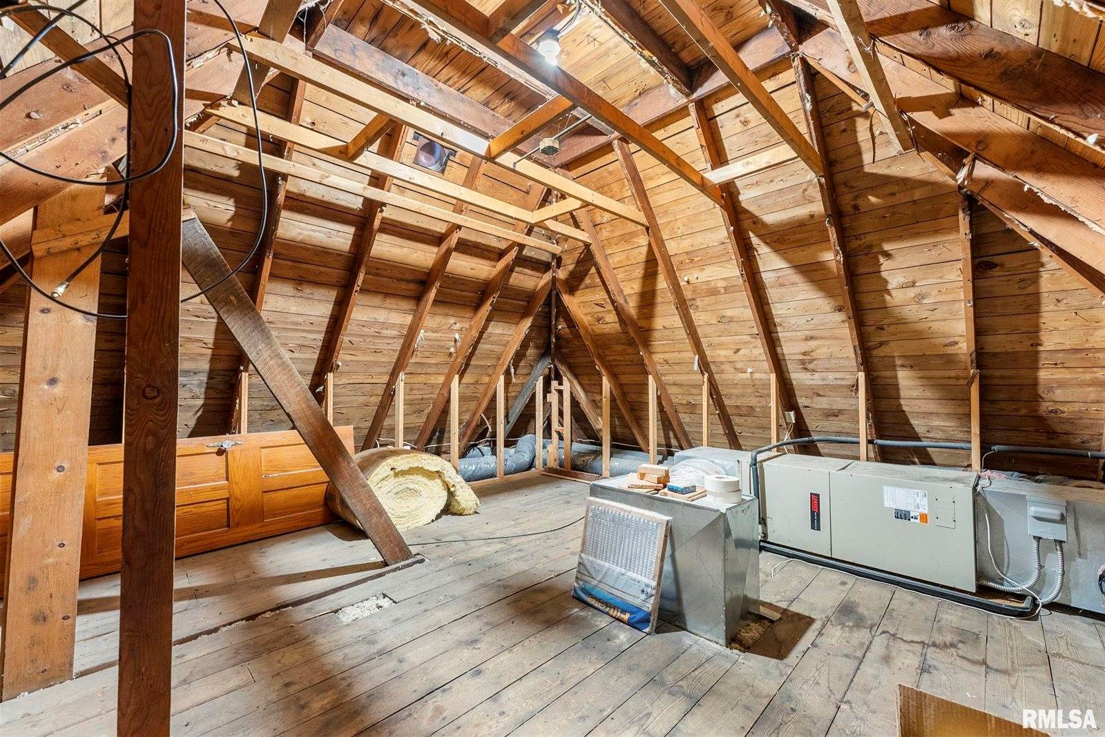 56 Crestwood Terrace, Davenport, IA 52803